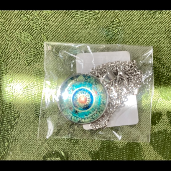 *NEW* Unique sunburst silver tone necklace - Picture 9 of 9